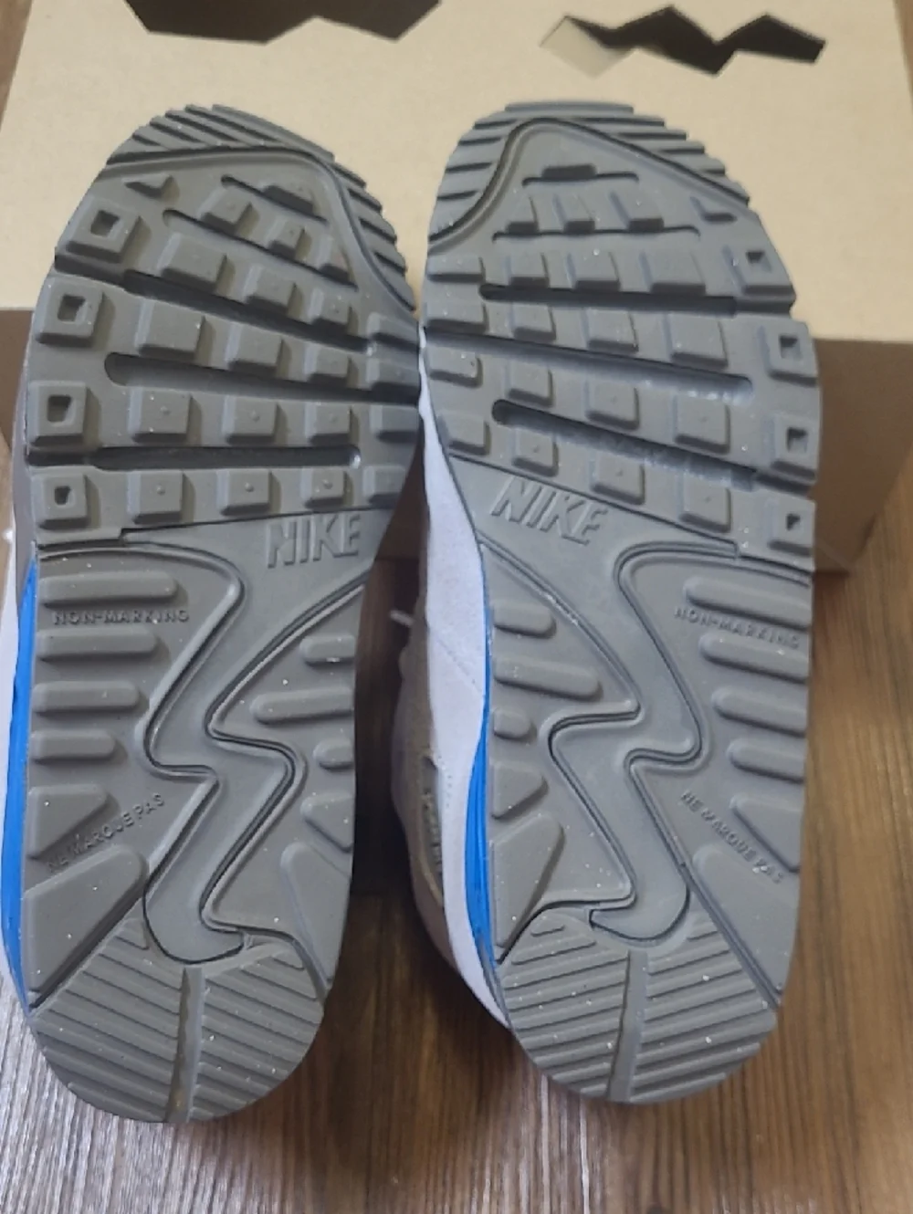 Nike Kids White and Blue Low-Top Sneakers‎
